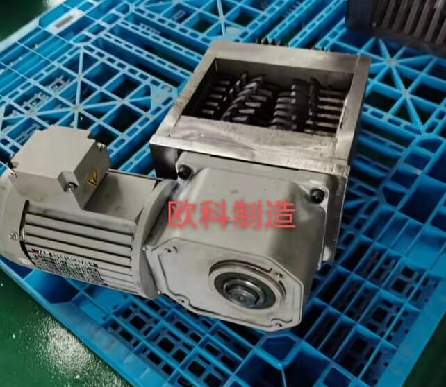 邁傳小型直角減速機應(yīng)用在歐科撕碎機上.jpg 邁傳小型直角減速機應(yīng)用在歐科撕碎機上.jpg