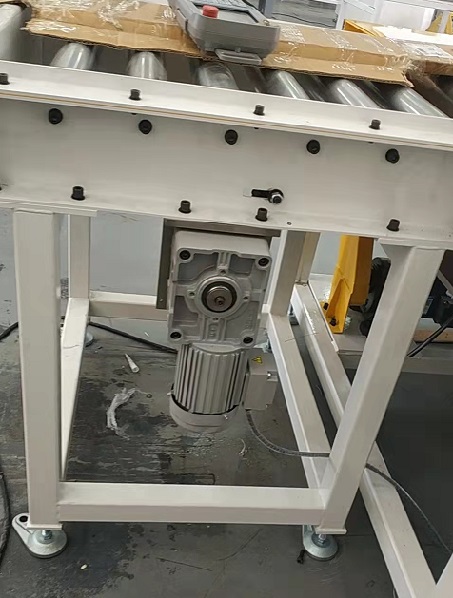 士元小型直角減速電機在輸送機上的應(yīng)用.jpg 士元小型直角減速電機在輸送機上的應(yīng)用.jpg