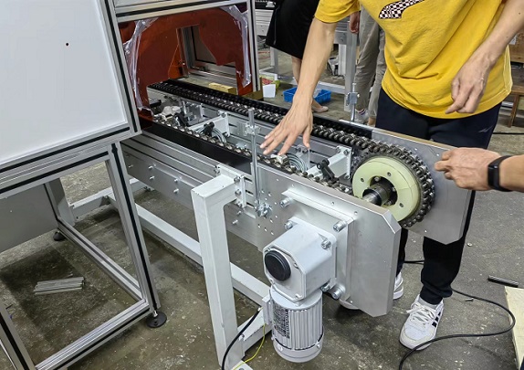 士元小型直角減速電機運用在輸送線設(shè)備上.jpg