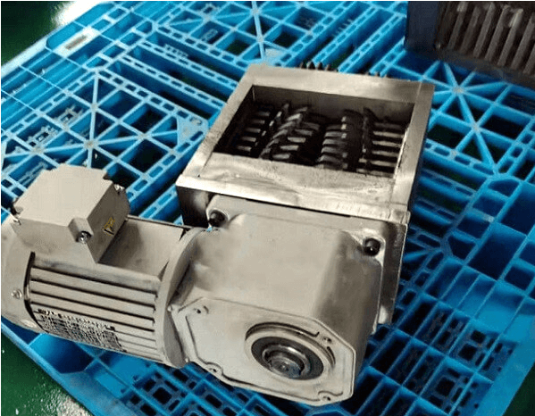 SGF小型直角減速電機在撕碎機上的應(yīng)用.png