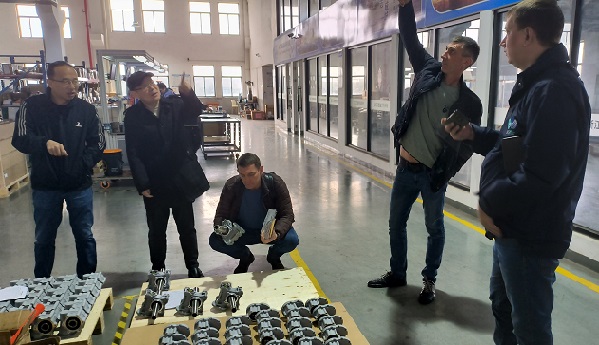 熱烈歡迎俄羅斯客戶來司進(jìn)行減速機(jī)項目技術(shù)交流！