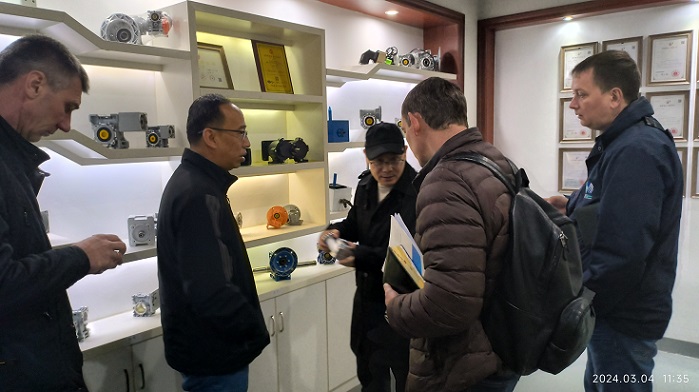 技術(shù)顧總向客戶(hù)展示我司目前所做蝸輪系列產(chǎn)品.jpg