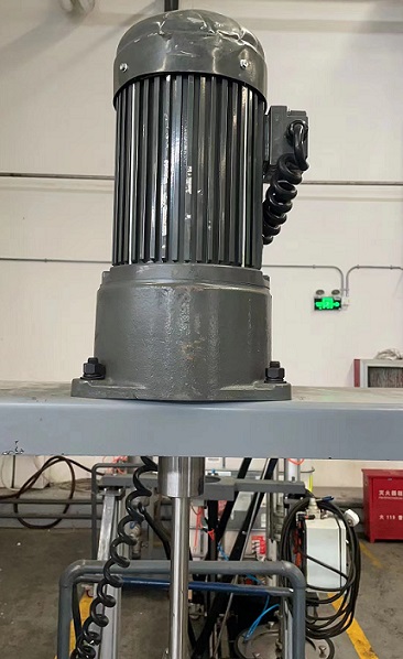士元GV立式齒輪減速電機(jī)應(yīng)用在立式攪拌設(shè)備上.jpg