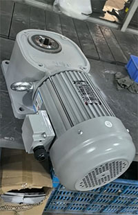 士元直角減速機，直角中空減速機，小型直交軸齒輪減速機，生產(chǎn)廠家，減速馬達，直交軸準(zhǔn)雙曲面減速馬達1.jpg